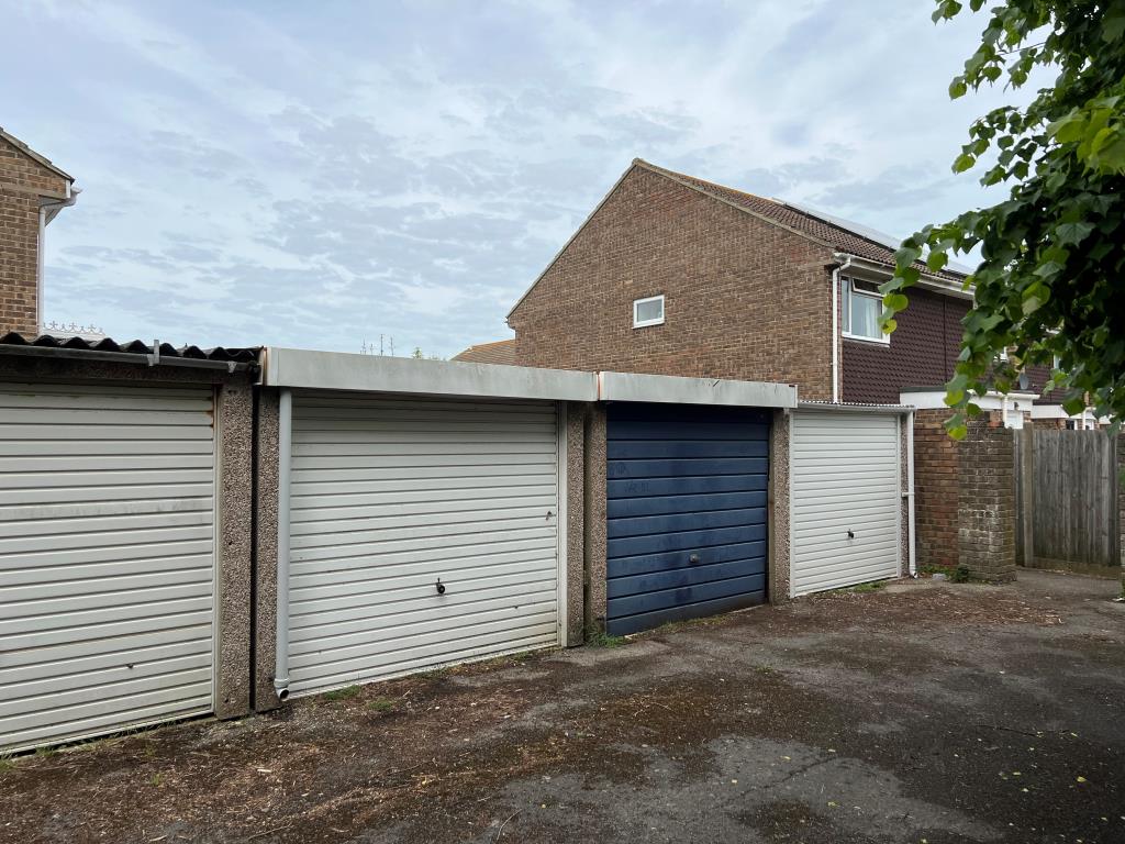 Lot: 94 - FREEHOLD LOCK-UP GARAGE -